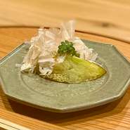 季節に合わせて仕入れる旬の食材。この日は京の伝統野菜、本賀茂茄子。シンプルな仕立てを心がけています。