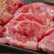 新鮮なラム肉を選び、過度な味付けに頼らないのが基本。丸ごと焼いて味わうスタイルのピーマンをはじめ、野菜も主役として楽しめるのが特長です。火を入れることで甘みが増し、肉の合間の一品として変化を添えます。