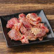 専用のバケツに網をのせ、豪快に焼き上げるスタイル。立ち上る煙と香りが食欲を刺激し、場の雰囲気を一気に高めます。郷土料理としてだけでなく、北海道の土地が育んできた歴史を感じさせる一皿です。
