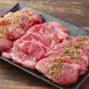 特上ラムカルビを、味噌・塩・香草の3通りで提供。香草はハーブソルトを使い、味噌はオリジナルダレと合わせて楽しめます。味の違いがはっきりと感じられ、食べ進めるほどに表情が変わる自慢の一品です。