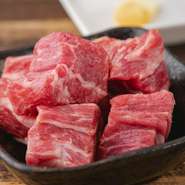 軽く塩コショウで下味を施し、焼き上げた後、にんにくバターを添えるのがこちらのお店の特徴。炭火の香りとバターのコクが重なり、シンプルでありながら印象に残る逸品です。
