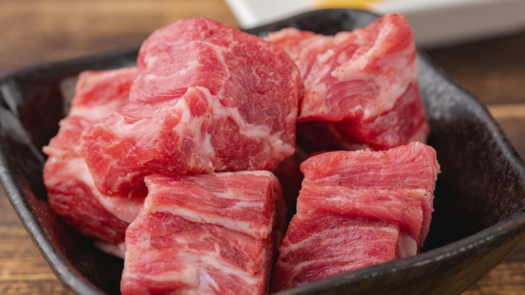 炭火で引き立つ香ばしさ。にんにくバターが寄り添う『ラム肩ロース』