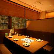 店内は木目を基調に落ち着いた印象。壁紙・照明も優しい色合いで纏められています。和モダンテイストのくつろぎ空間は、ゲストに憩いの一時を約束してくれます。
