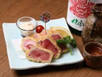 「昭福丸」の新鮮なまぐろを使用。刺身として楽しめるまぐろを、カツで味わう贅沢な逸品です。身の鮮やかさを残したまま、表面を香ばしく仕上げています。