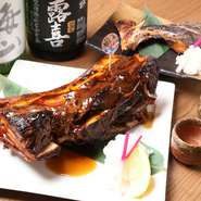 遠洋まぐろ延縄漁船一筋「臼福本店 昭福丸」より届けられるまぐろのかま肉を豪快に味わうメニュー。脂の乗ったかま肉は照り焼きソースと相性抜群です。