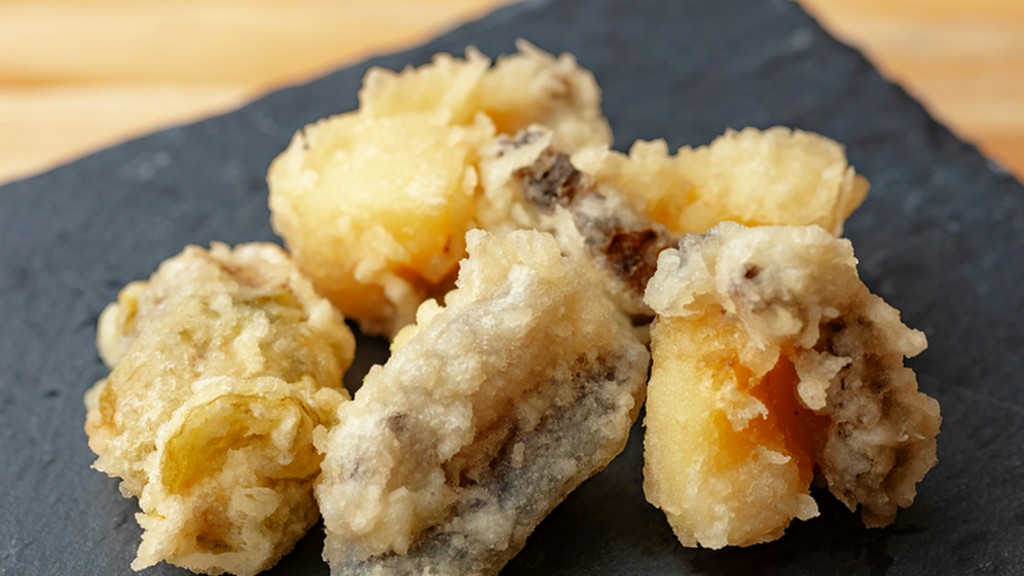 季節ごとに最良の活鮑を仕入れて天ぷらに。磯の風味と柔らかな食感が魅力の『活鮑の天ぷら』