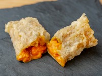 ウニのなかでも濃厚な甘みをもつバフンウニをおぼろ昆布で巻いたウニの天ぷらは、ウニ本来のうま味と風味が口の中に広がります。