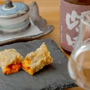 高級油を代表する「太白胡麻油」と「錦実油」をオリジナルでブレンド。胃もたれしにくくさっぱりとした口あたりが特徴的で、性別年代を問わず楽しめる天ぷらです。