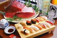 毎朝市場や各産地より届けられる新鮮な旬の魚貝たち。鮮度抜群の素材を活かした『寿司』は単品1貫、おまかせの盛り合わせでのオーダーも可。本日のオススメメニューもあるので、店舗にてご確認を。