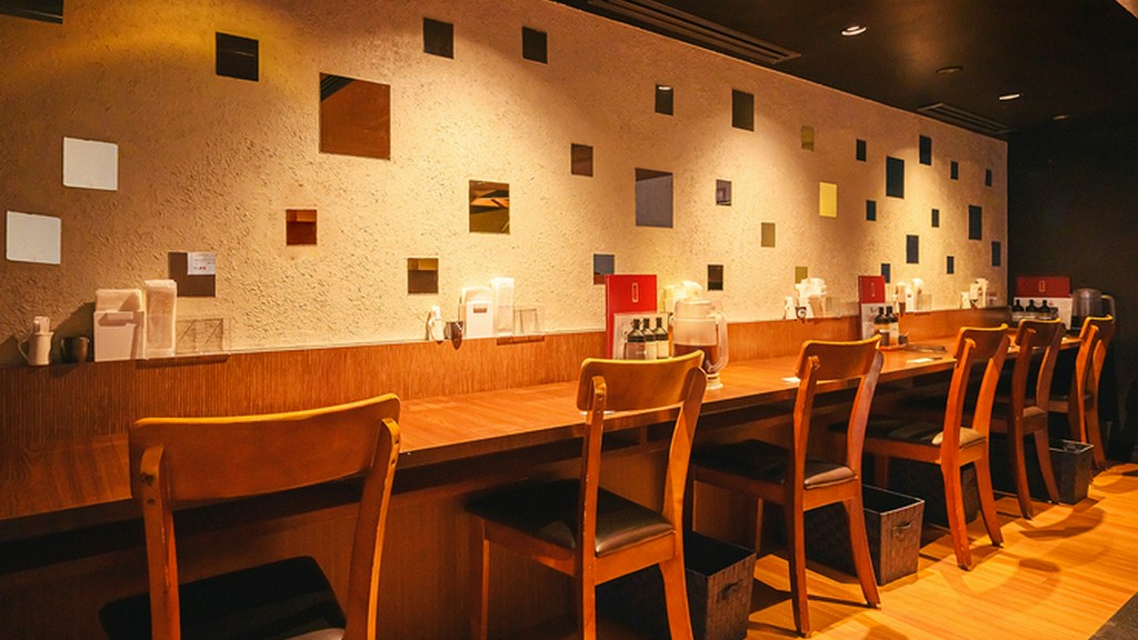 カウンター席に一人で座り、目の前の料理だけに向き合う