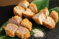 牛、豚、鶏のミルフィーユカツを全てお楽しみ頂けます。

※キャベツが付きます