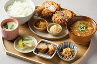キムカツ、ご飯、豚汁、キャベツ、茶碗蒸し、里芋コロッケ、鶏皮ポン酢、白菜漬物、鬼おろしポン酢、塩レモンが付いた御膳になります。

※キャベツはおかわりできます。