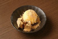 人気の黒蜜きなこアイスに柔らかわらび餅を添えてみました。