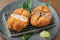 和牛と黒豚の肉の旨味、脂の甘味を感じられる最上級のミルフィーユカツが両方味わえる贅沢な極みコースをお楽しみください。

※キャベツが付きます。