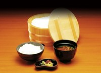 炊き立てご飯、お味噌汁、香の物のセット