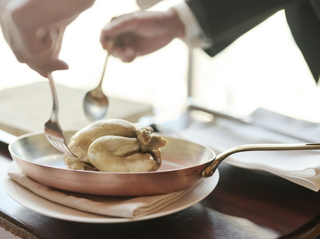 お客様の目の前で繰り広げられる鮮やかな演出