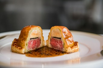 牛肉とフォアグラ、ソースが渾然一体となる『特選牛フィレ肉とフォアグラ・トリュフのパイ包み』