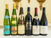 ひらまつでは、フランス各地のシャトーやドメーヌを訪ね、長年にわたり築き上げたつくり手との信頼関係のもと、ワインを直輸入。そのほとんどが、蔵出しのワインです。
