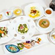 黄綬褒章を受章した名料理人、岡部氏が繰り出す料理は、旬食材と季節感を大切にし、「美味健康」を追求した逸品揃い。本格四川料理と二十四節気の暦に応じた薬膳料理があり、何度通っても飽きないおいしさ！