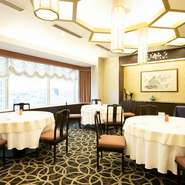 広い個室が2部屋あり、各々5～10名様、10～20名様に対応。ファミリーでの食事会、人生の節目のお祝い、お顔合わせなどの慶事、接待や会食などに格好の空間です。個室利用の詳細は店舗へ問い合わせを。