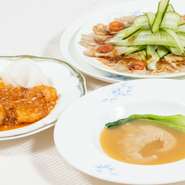 本格四川と薬膳料理を肩肘はらずに楽しめるホテルレストラン。コースはランチ・ディナーとも2名様からの注文なので、二人で一緒に多彩な皿を楽しむシーンにぴったりです。ホテル14階からの眺めもご馳走の一つに！