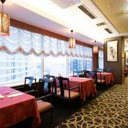 浜松駅から徒歩3分の「ホテルクラウンパレス浜松」の14階にある中国料理店。テーブル席と個室があり、幅広いビジネスシーンに対応します。確かな味とサービスに加え、眺めの良さも評判です。