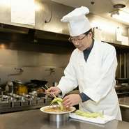 料理人とサービススタッフが連携し、ゲストに寄り添うもてなしを徹底。四川料理は一組ごとに辛さの調整に対応しており、好みの味加減で本格中華を楽しめます。気構えなしで憩える雰囲気も大きな魅力。