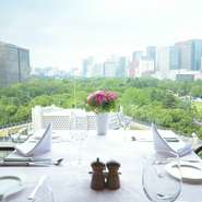 窓側テーブル　中央付近