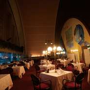 日本プレスセンタービル創設の1976年からそのまま残るレストランアラスカの内装。昭和の時代の贅沢で品格ある雰囲気に、お客様は皆驚かれます。落ち着きある店内でどうぞゆっくりとお楽しみください。