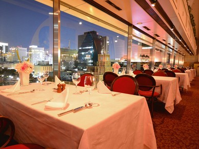 日比谷公園を目の前に、ビル群が遠巻きに輝く夜景