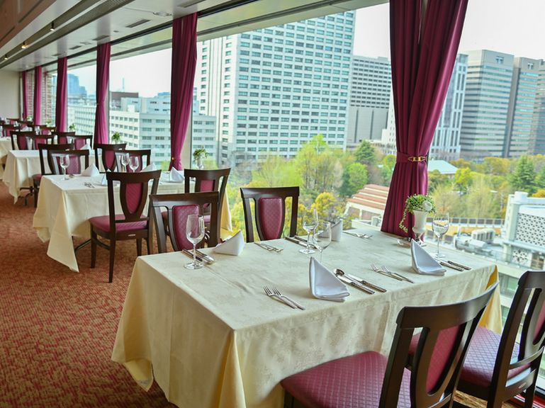 上層階から望む景色。ランチとディナーそれぞれの風景