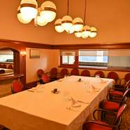 デートや仕事、家族で利用したいときは早めの予約をオススメします。三世代間でのお祝いごとに使用したいときなどには最適。長年続くレストランだからこそ、それぞれの世代に馴染み深いものを感じられるようです。

