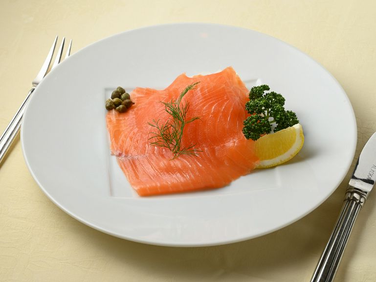 ほのかに燻香薫る『スモークサーモン檸檬・ケッパー・オニオン添え』