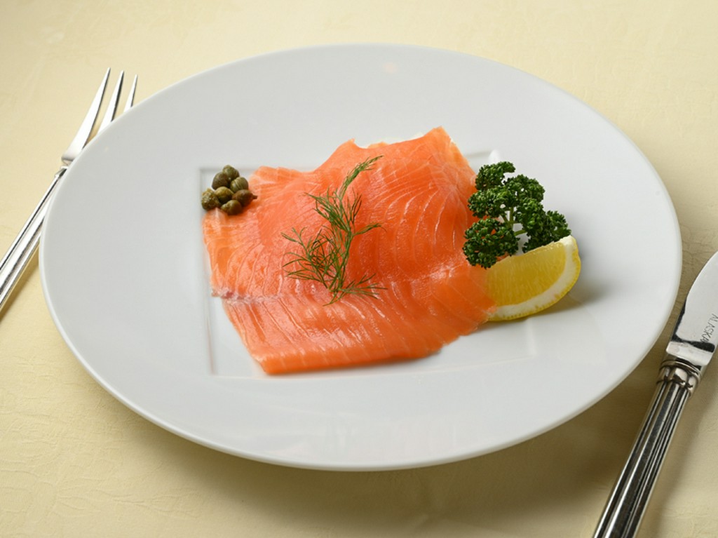 ほのかに燻香薫る『スモークサーモン檸檬・ケッパー・オニオン添え』