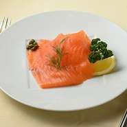 とてもシンプルな料理ですが「必ず注文する」という方も多い一品です。燻製の度合いを控えめにし、塩味が強くなりすぎないように。繰り返し注文されることを前提に、昔から変わらない味付けを守りつづけています。