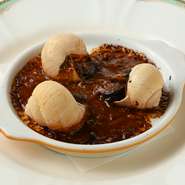 自家製デミグラスソース、赤ワイン、飴色玉ねぎ、生クリームで煮込んだ特製エスカルゴ。このおいしさに「【アラスカ】に来たら、エスカルゴとステーキを食べろ」と話す人も。ワインとのマリアージュもオススメです。