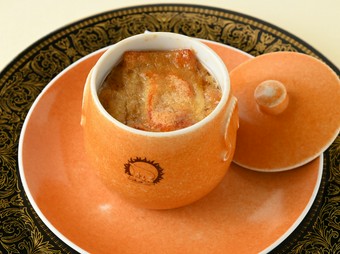 コンソメの中にオニオンの甘みが溶け込んだ『オニオングラタンスープ』