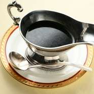 『グレイビーソース』をつくる、大切な工程の一つとしてあげられるのは牛肉と野菜を一度グリルすること。グリルしてから煮込むことで、香ばしさや甘みが引き出されます。