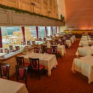 個室は2部屋用意されており、2～12名にて利用できます。広々としたフロアを利用した宴会は、少人数から200名の立食パーティーまで。ゲストたちが望む、ほとんどのリクエストに応えてもらえます。
