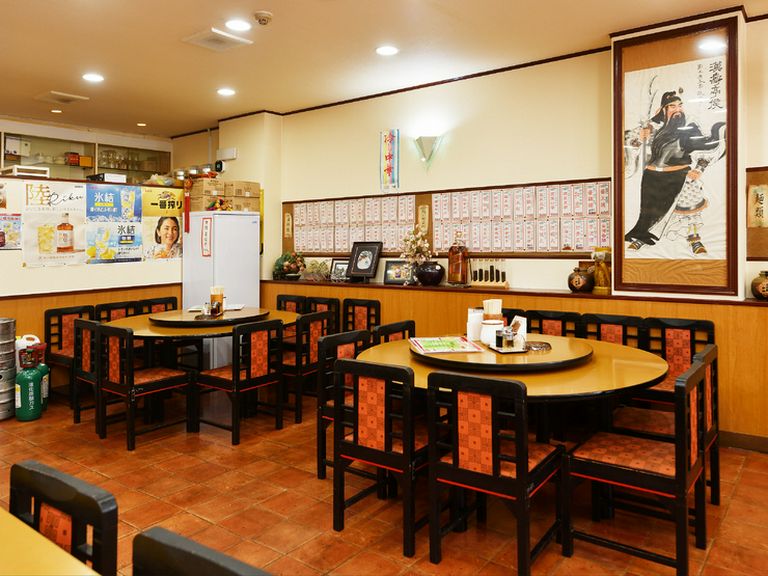 10名まで座れる円卓は飲み会にぴったり。コース料理がオススメ