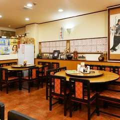 10名まで座れる円卓は飲み会にぴったり。コース料理がオススメ