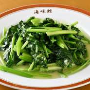 ご飯にもお酒にも合う『青菜』は、シンプルな料理でありながら老若男女から人気を集めているそう。『青菜』には普通チンゲンサイが使われますが、甘みを出すためにホウレン草を使っているのがポイントです。