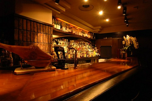 カウンター12席、テーブル28席