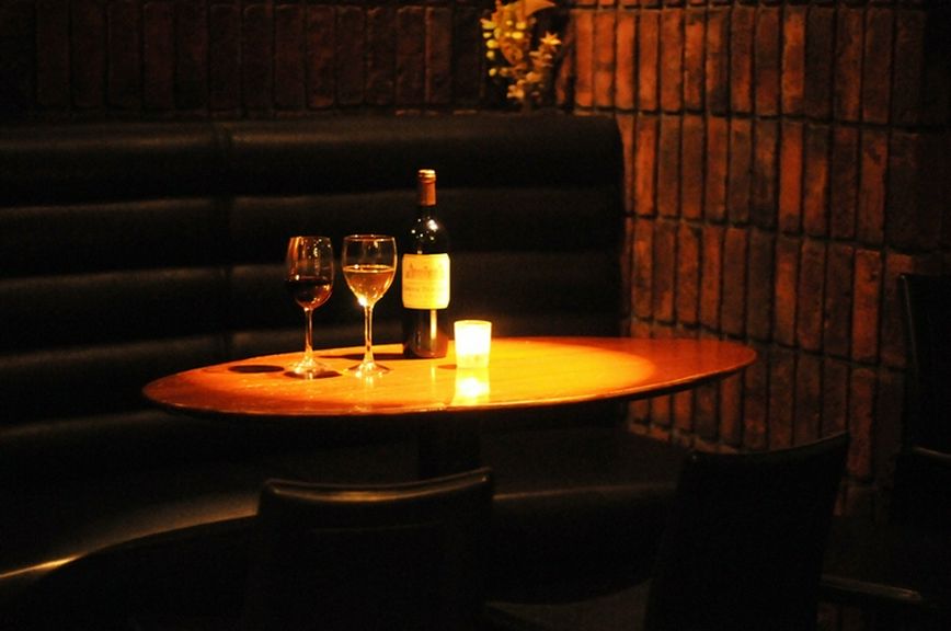 4名様迄の黒ソファー席