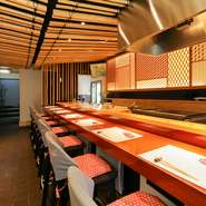 カウンター席では職人が目の前で握る寿司を楽しめるため、会話が弾みます。季節の食材を活かした一品一品が丁寧に供され、越前かにが含まれるコースではその豊かな味わいが二人の時間に深みを加えます。