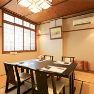 店内には、用途に応じて利用できる個室を設けています。2階には4部屋あり、繋げれば2名～24名まで対応できるため、会食や接待などに最適。3階には2名～4名向けの個室があり、少人数でも周囲を気にせず過ごせます。