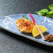 旬の恵みを大切にしながら仕立てられた越前かにや寿司をはじめ、季節の一品料理が豊富に揃うお店です。程よい華やかさと落ち着きが絶妙に調和し、特別な記念日にもふさわしい上質さを生み出しています。