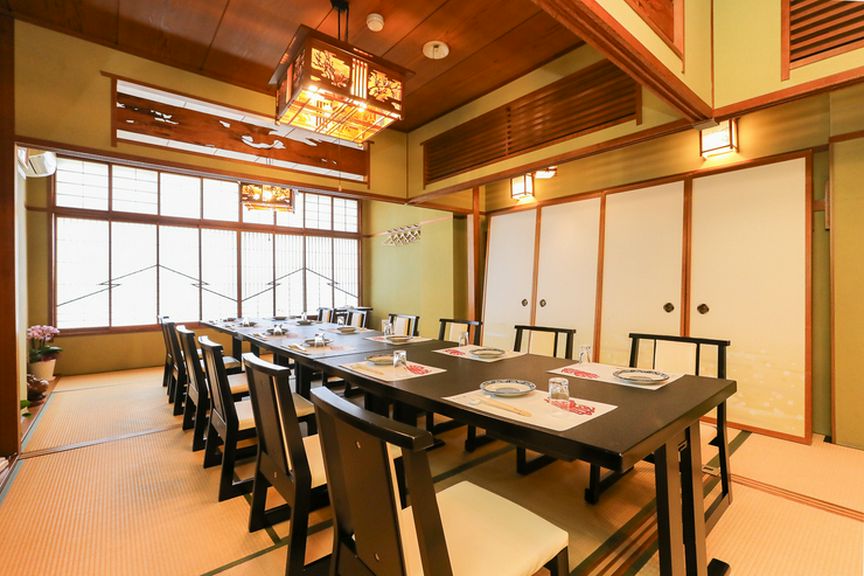 語らいを邪魔せず、それでいて余韻をそっと添えてくれる寿司店