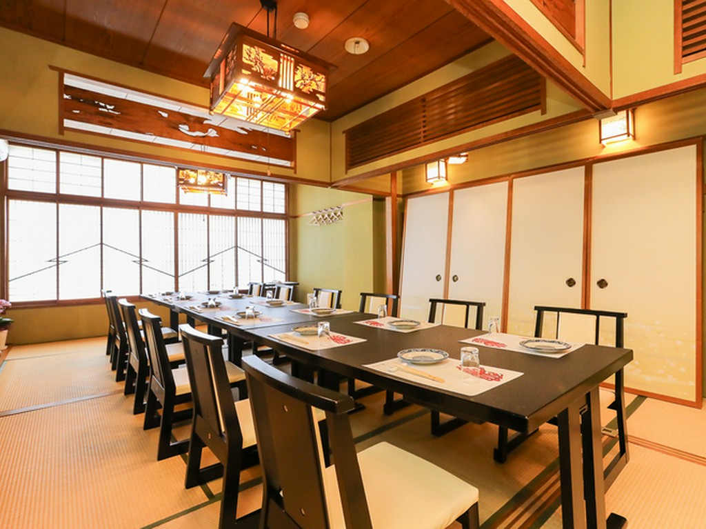 語らいを邪魔せず、それでいて余韻をそっと添えてくれる寿司店