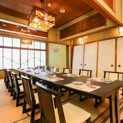 語らいを邪魔せず、それでいて余韻をそっと添えてくれる寿司店